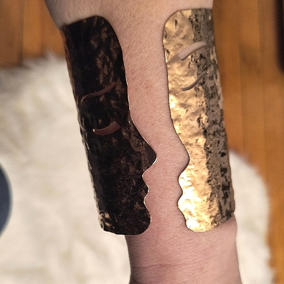 Textured Gold Tone Cuff Bracelet. Great Condition. - Picture 3 of 4